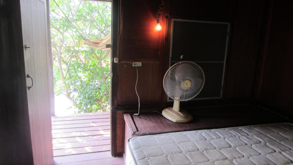 Charung Beach Haad Rin Exterior photo