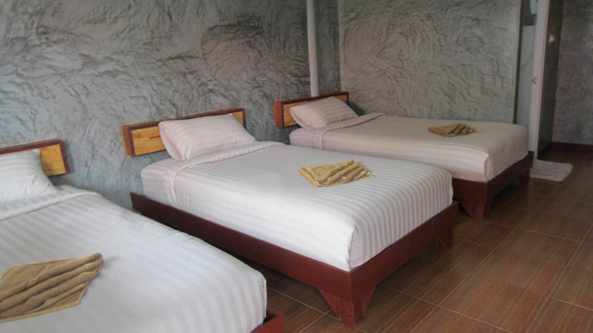 Charung Beach Haad Rin Exterior photo
