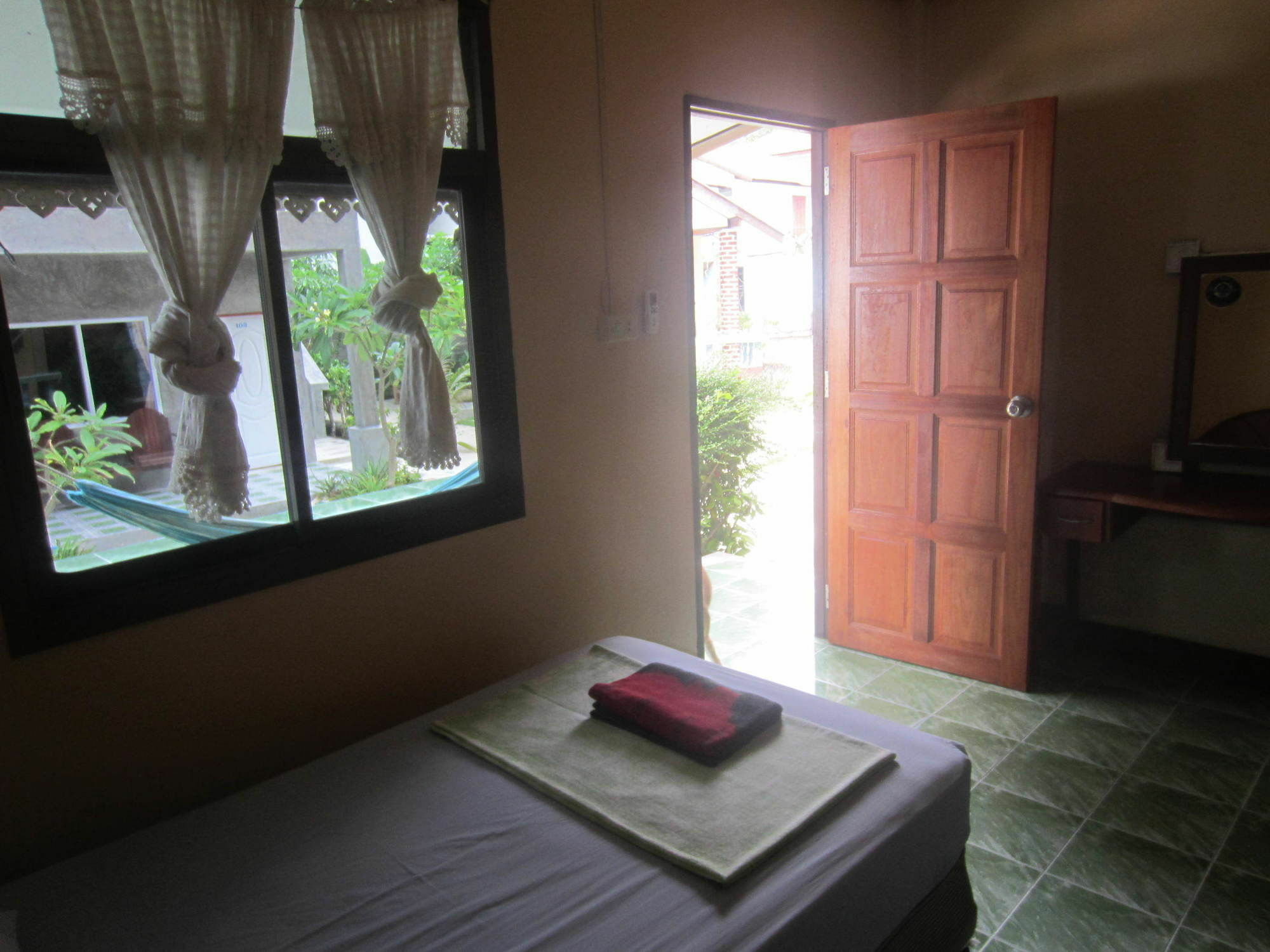 Charung Beach Haad Rin Exterior photo